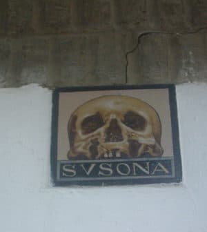 Tuile avec un crâne sur le devant de la maison Susona.